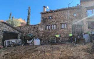Imágenes de las obras de remodelación de la calle Fuente en Horcajuelo de la Sierra.
