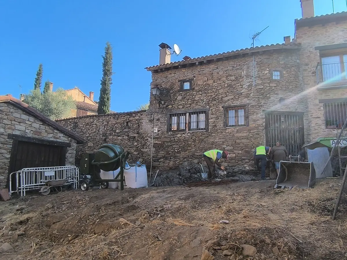 Imágenes de las obras de remodelación de la calle Fuente en Horcajuelo de la Sierra.