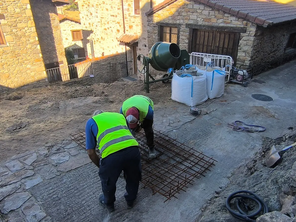 Imágenes de las obras de remodelación de la calle Fuente en Horcajuelo de la Sierra.